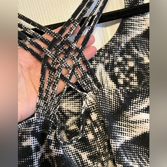 Calvin Klein floral pixelated print b&w strappy sports workout shelf bra tank S - Picture 10 of 15